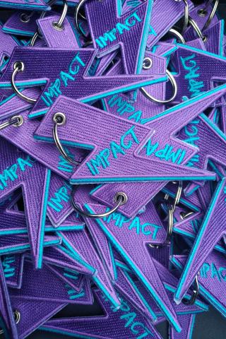 geborduurde sleutelhangers laten borduren maken remove before flight emblemen badges patches pro merchanidise 1