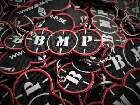 geborduurde sleutelhangers laten borduren maken remove before flight emblemen badges patches pro merchanidise 2